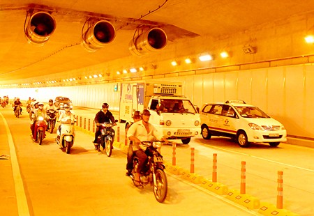 City authorities have postponed toll fee collection at the Saigon River Tunnel due to the ongoing economic crisis (Photo: SGGP)